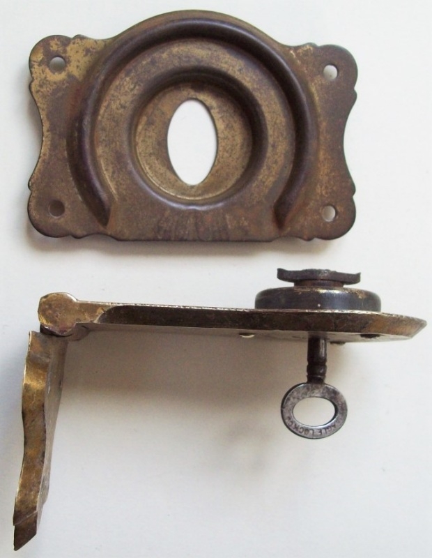 L122 - Brass Eagle Trunk Lock & Key - Click Image to Close