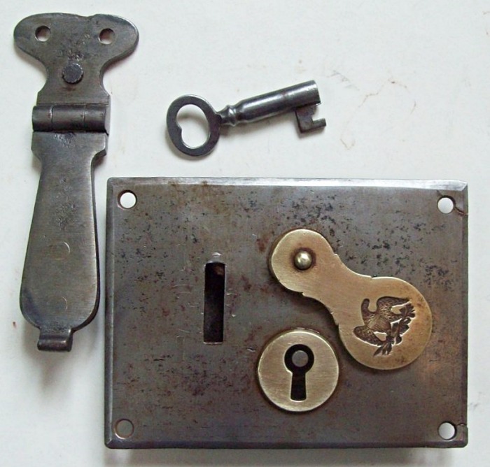 L123 - Early Eagle Trunk Lock & Key - Click Image to Close