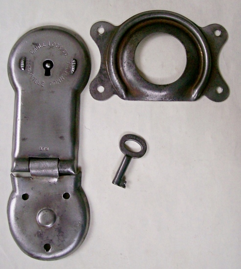 L123 - Antique Eagle Trunk Lock & Key