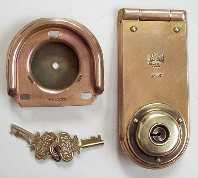 L124 - Brass & Bronze Excelsior Lock & Keys - Click Image to Close