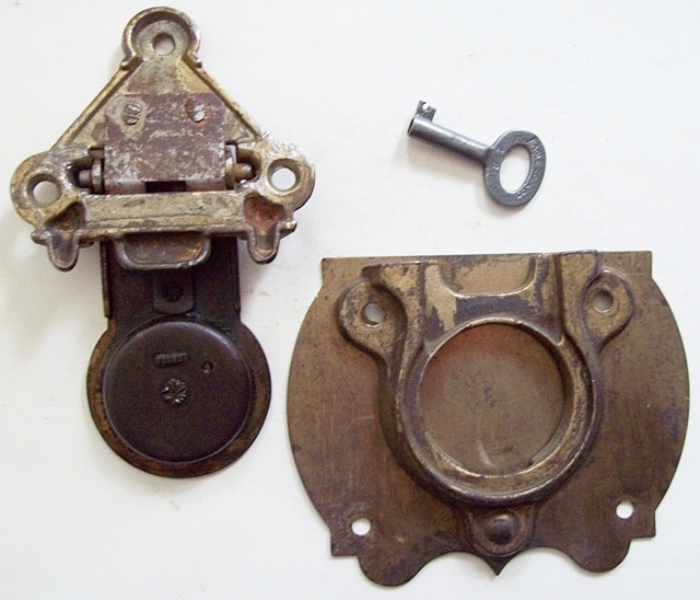 L125 - Antique Eagle Trunk Lock - SOLD 08/2022
