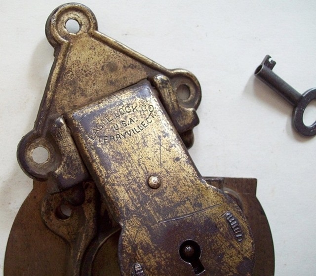 L125 - Antique Eagle Trunk Lock