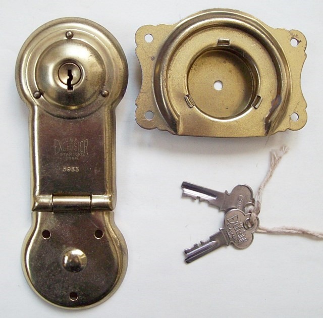 L126 - Antique Excelsior Trunk Lock & Keys