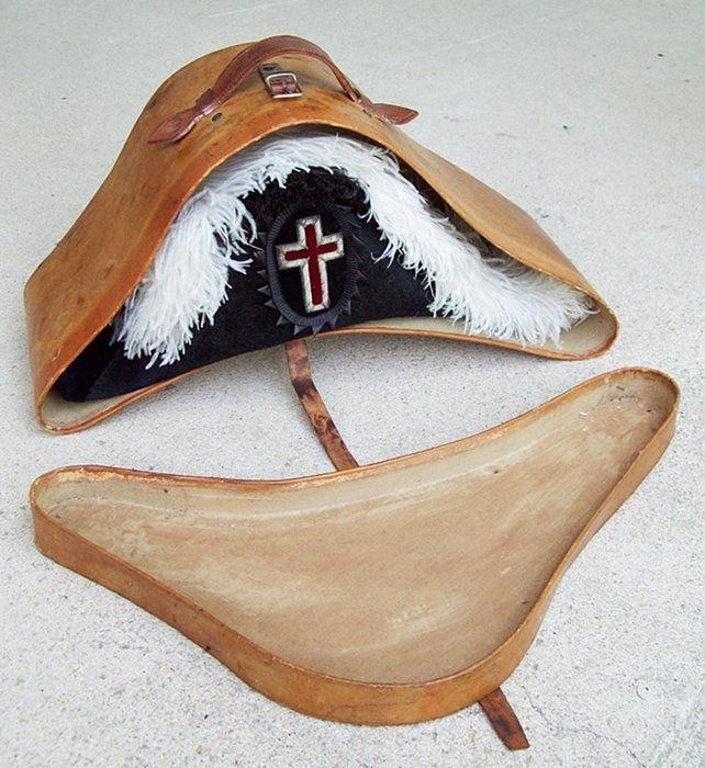 T114 - Knights Templar Hat & Case - Click Image to Close