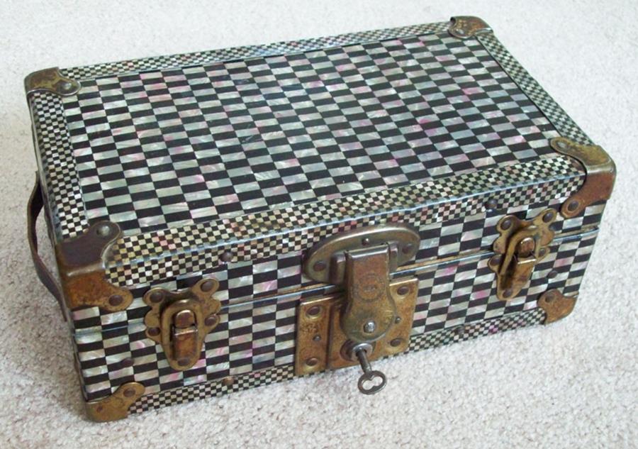 T122 - Small Checkered Doll Trunk with Key - Click Image to Close