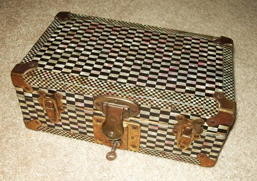 T122 - Small Checkered Doll Trunk with Key