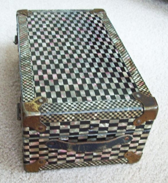 T122 - Small Checkered Doll Trunk with Key - Click Image to Close