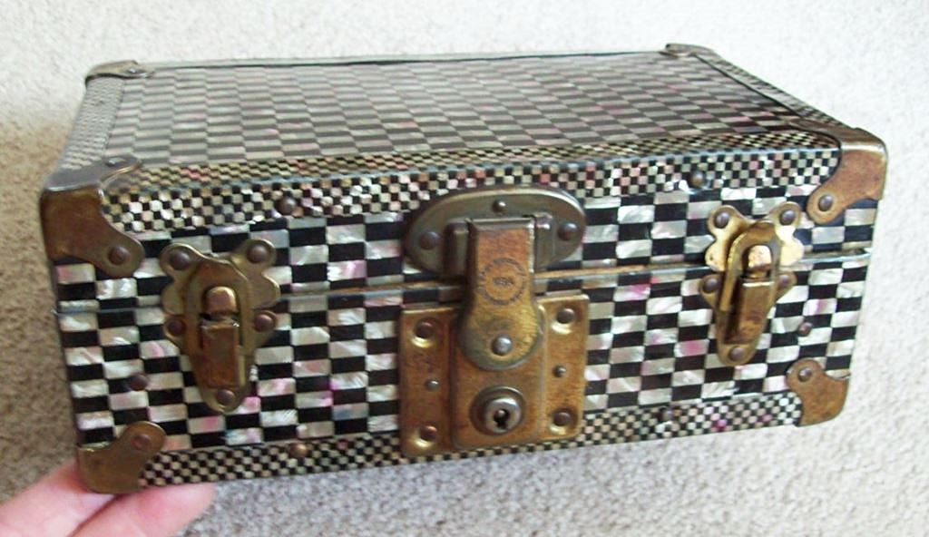 T122 - Small Checkered Doll Trunk with Key - Click Image to Close