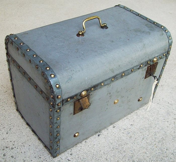 T111 - Early French Hand Trunk - Click Image to Close