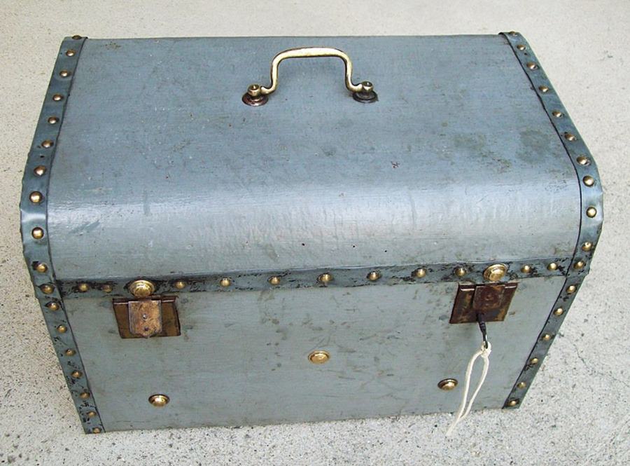 T111 - Early French Hand Trunk - Click Image to Close