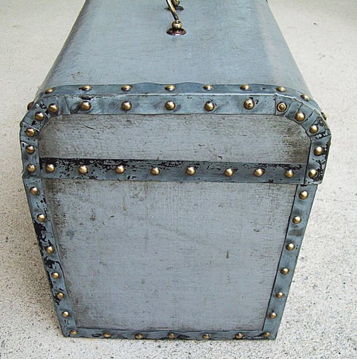 T111 - Early French Hand Trunk - Click Image to Close