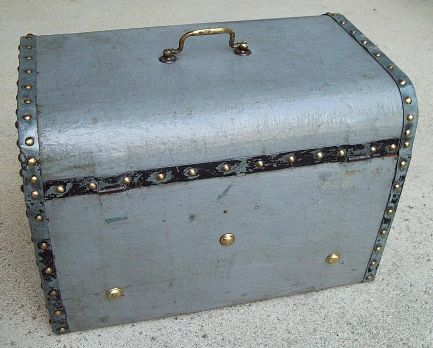 T111 - Early French Hand Trunk - Click Image to Close