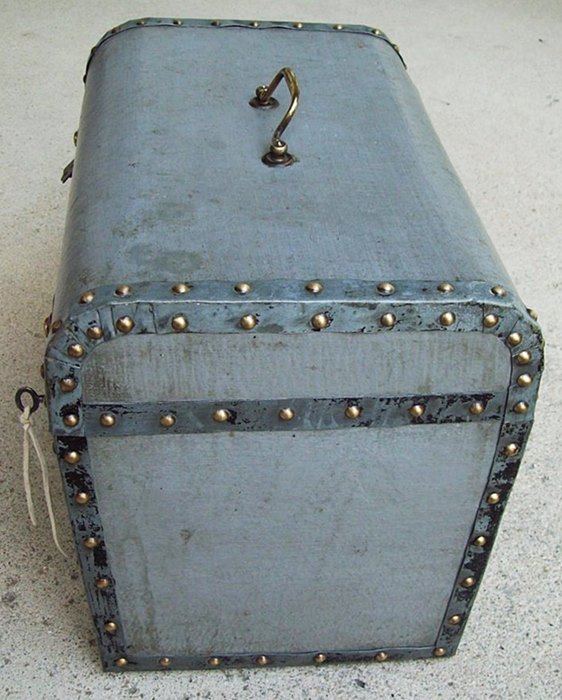 T111 - Early French Hand Trunk