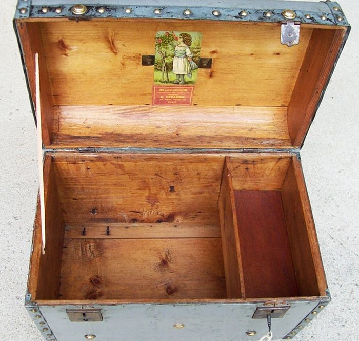 T111 - Early French Hand Trunk - Click Image to Close