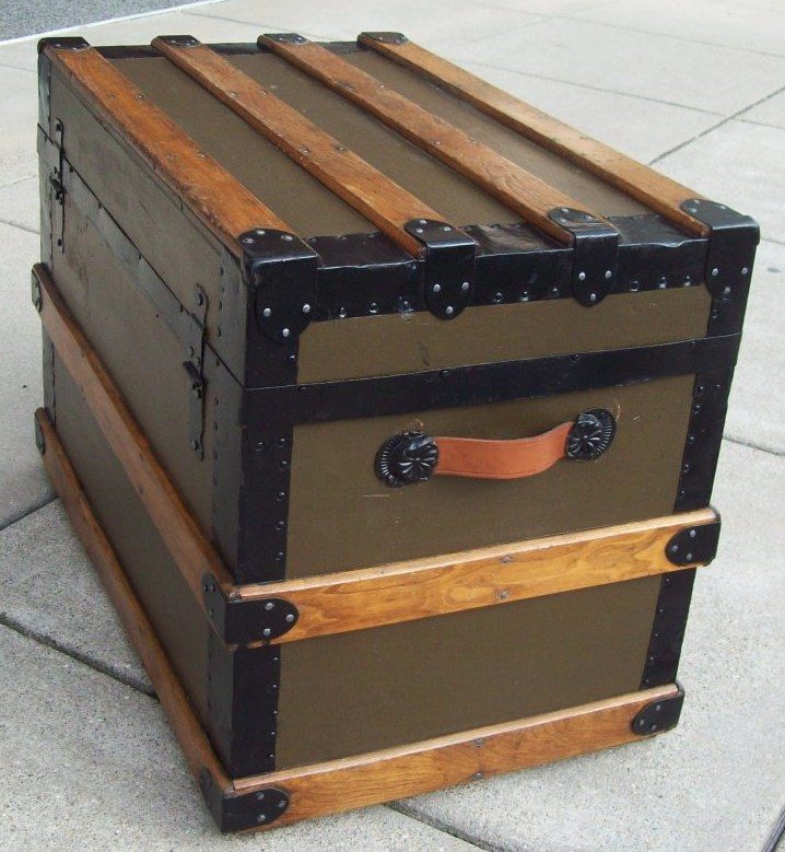 T100 - Flat top Trunk with Tray, Circa 1900