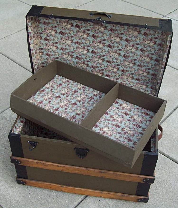 T100 - Flat top Trunk with Tray, Circa 1900