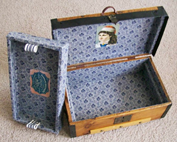 T106 - Antique Doll Trunk with Tray - Click Image to Close