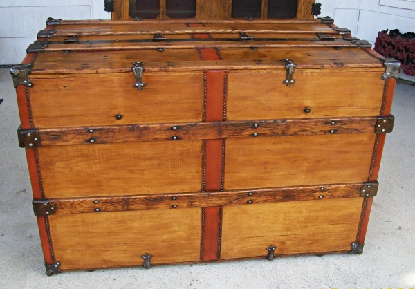 T107 - Theatrical Dresser Trunk - SOLD 01/2023