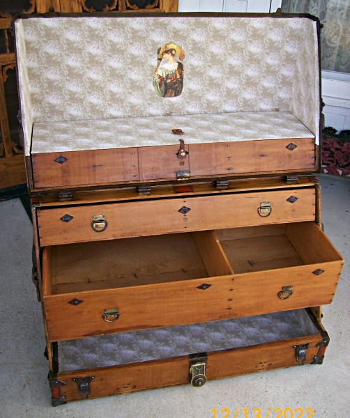 T107 - Theatrical Dresser Trunk - SOLD 01/2023