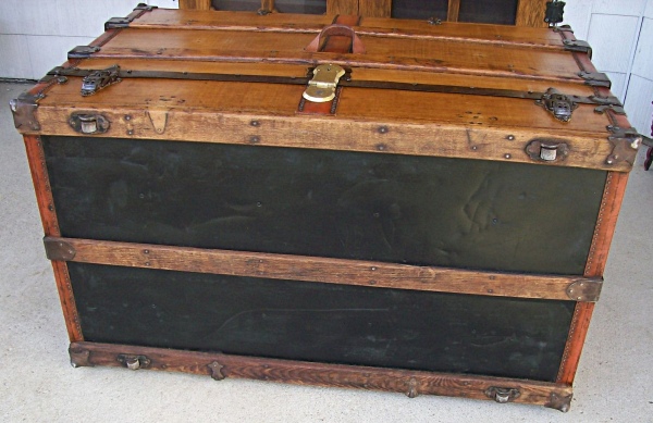 T107 - Theatrical Dresser Trunk - SOLD 01/2023