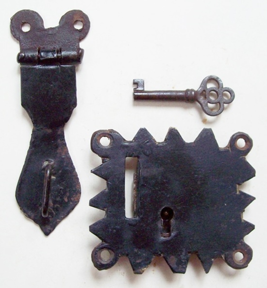 T109 - Handmade Trunk Lock & Key