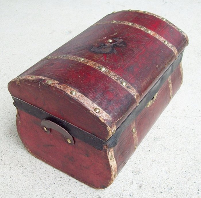 T113 - Jenny Lind Red Leather Doll Trunk - SOLD 08/2021 - Click Image to Close
