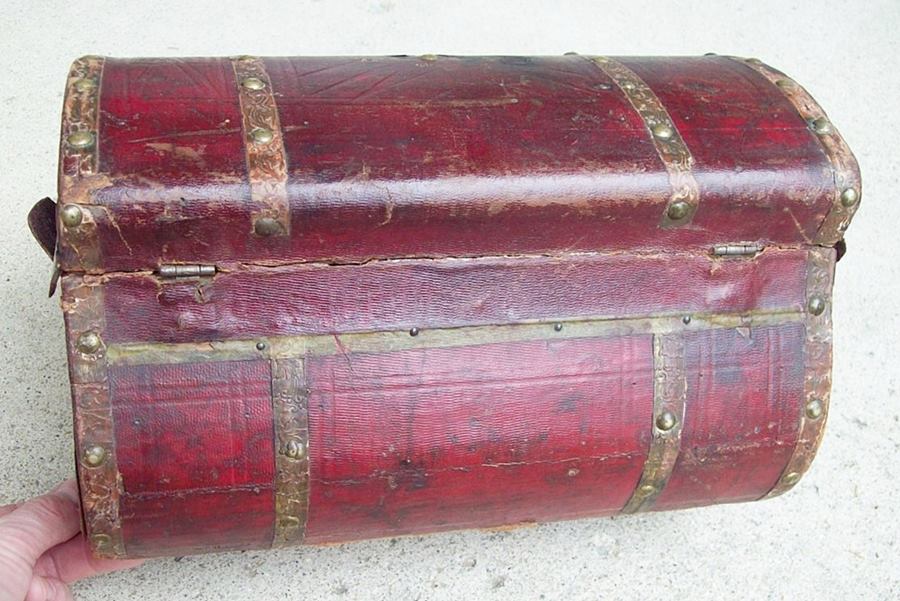 T113 - Jenny Lind Red Leather Doll Trunk - SOLD 08/2021 - Click Image to Close