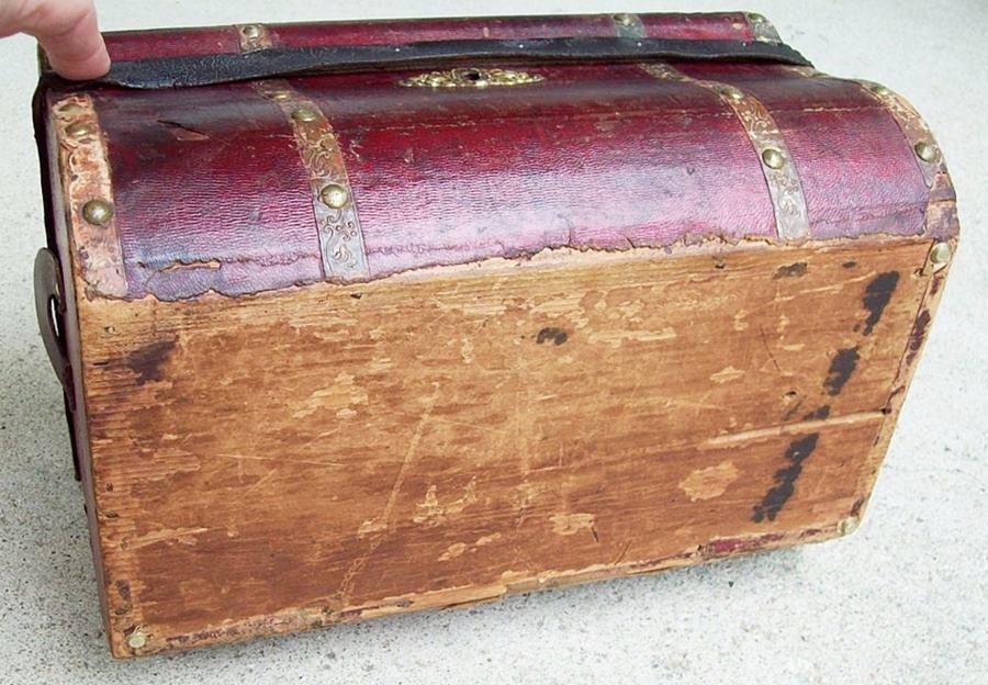 T113 - Jenny Lind Red Leather Doll Trunk - SOLD 08/2021 - Click Image to Close