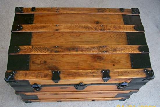 T125 - Flat Top Wooden Trunk, Key & Tray