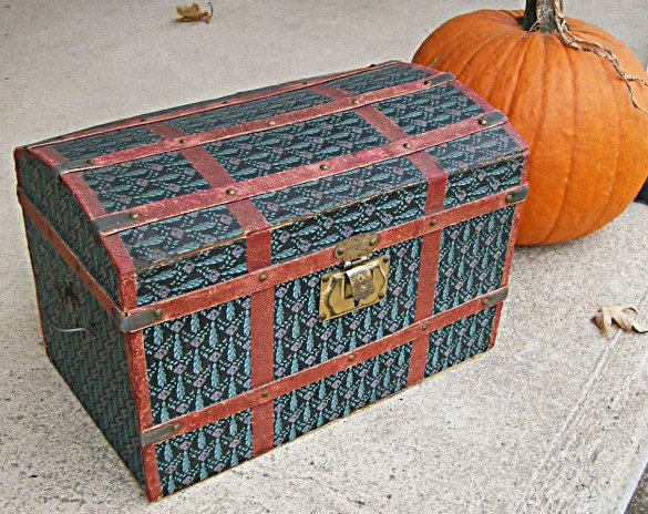 T128 - Antique French Fashion Doll Trunk