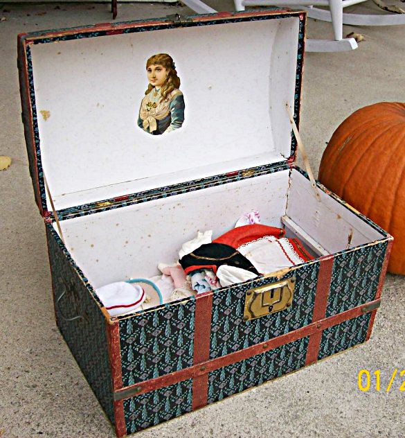 T128 - Antique French Fashion Doll Trunk - Click Image to Close